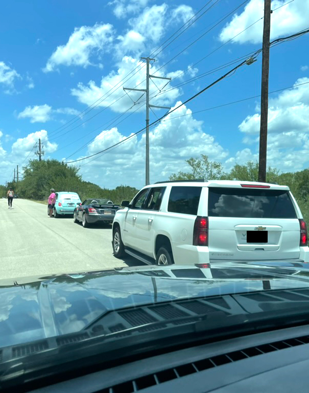 Community members arriving to help search